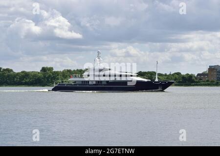 Super Yacht TRIPLICE SETTE visto in direzione del Tamigi per trascorrere alcuni giorni a Londra Foto Stock