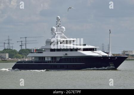 Super Yacht TRIPLICE SETTE visto in direzione del Tamigi per trascorrere alcuni giorni a Londra Foto Stock