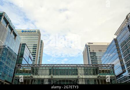 Edifici alti nell'area di Canary Wharf dei Docklands di Londra, che includono Barclays, EMA e il centro commerciale Canada Place. Vista da Canada Square. Foto Stock