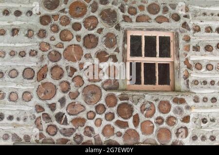 Questa vecchia capanna di legno pan di zenzero casa nei boschi è complicato e semplice. Vengono mostrate le pareti di legno del cordone stagionato. Foto Stock