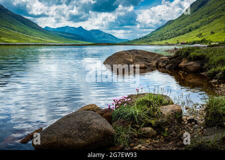 Un corpo d'acqua con una montagna sullo sfondo a Gualachulain, Ballachulish Foto Stock