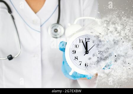 Controllo annuale delle condizioni. Ambulanza. Assistenza sanitaria. Stetoscopio e dissolving sveglia in mano medica. Il tempo è cruciale salvavita. Assistenza sanitaria e pat Foto Stock