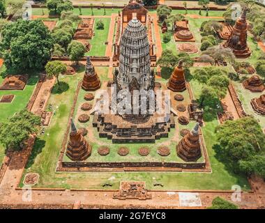 Vista aerea del tempio di Ayutthaya, Wat Ratchaburana, vuoto durante la covid, a Phra Nakhon si Ayutthaya, città storica in Thailandia Foto Stock