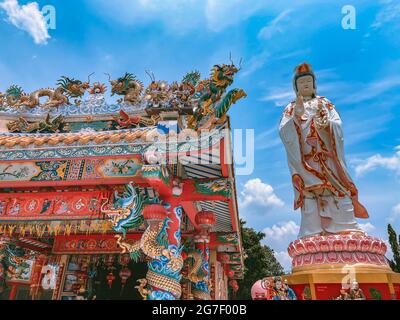 Wat Saman Rattanaram tempio dei petali di fiori a Chachoengsao, Thailandia Foto Stock