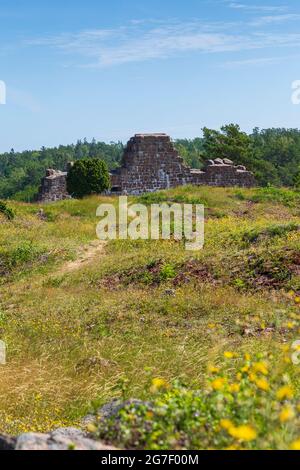 Prato di fronte alle rovine della fortezza di Bomarsund nelle isole Åland, Finlandia, in una giornata di sole in estate. Foto Stock
