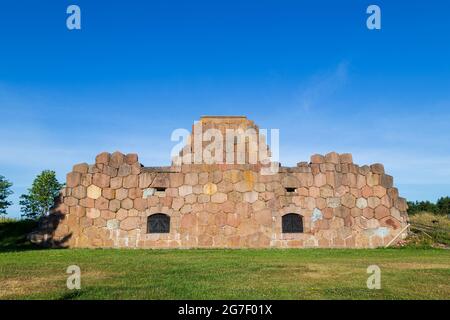 Vista frontale delle rovine della fortezza di Bomarsund nelle isole Åland, in Finlandia, in estate, è un sito storico pubblico e gratuito all'aperto. Foto Stock