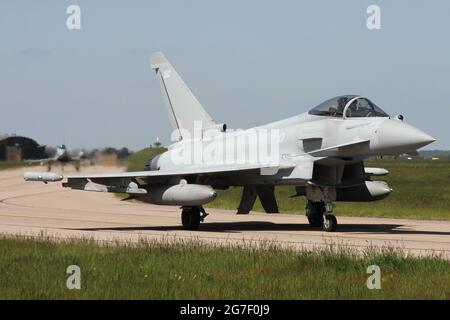 Volo di RAF Typhoon per la pista di RAF Coningsby. Foto Stock