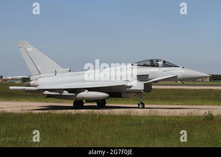 3 Sqn RAF Typhoon FGR4 che tassano dai rifugi meridionali alla pista principale di RAF Coningsby. Foto Stock