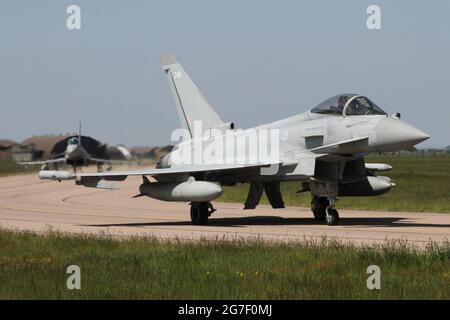 Volo di RAF Typhoon per la pista di RAF Coningsby. Foto Stock