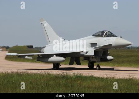 3 Sqn RAF Typhoon FGR4 che tassano dai rifugi meridionali alla pista principale di RAF Coningsby. Foto Stock