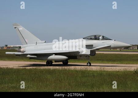 3 Sqn RAF Typhoon FGR4 che tassano dai rifugi meridionali alla pista principale di RAF Coningsby. Foto Stock