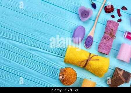 Bagno e spa su tavolo di legno blu vista piano posato. Foto Stock