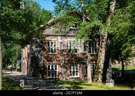 Antico mulino, costruito con mattoni di scorie nere, nel villaggio di Fiskars di Raasepori, Finlandia Foto Stock