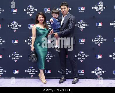 Denver, Stati Uniti. 13 luglio 2021. Il lanciatore dei Seattle Mariners Yusei Kikuchi si pone con la sua famiglia al MLB All-Star Red Carpet Show al Coors Field di Denver, Colorado, martedì 13 luglio 2021. Foto di Bob strong/UPI Credit: UPI/Alamy Live News Foto Stock