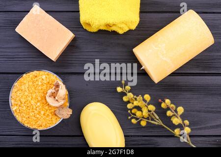 Piatto posato giallo spa roba disposto in un cerchio. Foto Stock