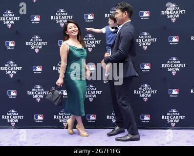 Denver, Stati Uniti. 13 luglio 2021. Il lanciatore dei Seattle Mariners Yusei Kikuchi si pone con la sua famiglia al MLB All-Star Red Carpet Show al Coors Field di Denver, Colorado, martedì 13 luglio 2021. Foto di Bob strong/UPI Credit: UPI/Alamy Live News Foto Stock