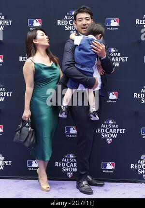 Denver, Stati Uniti. 13 luglio 2021. Il lanciatore dei Seattle Mariners Yusei Kikuchi si pone con la sua famiglia al MLB All-Star Red Carpet Show al Coors Field di Denver, Colorado, martedì 13 luglio 2021. Foto di Bob strong/UPI Credit: UPI/Alamy Live News Foto Stock