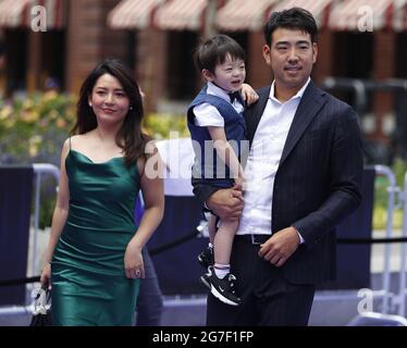 Denver, Stati Uniti. 13 luglio 2021. Il lanciatore dei Seattle Mariners Yusei Kikuchi arriva con la sua famiglia al MLB All-Star Red Carpet Show al Coors Field di Denver, Colorado, martedì 13 luglio 2021. Foto di Bob strong/UPI Credit: UPI/Alamy Live News Foto Stock