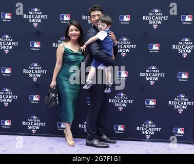 Denver, Stati Uniti. 13 luglio 2021. Il lanciatore dei Seattle Mariners Yusei Kikuchi si pone con la sua famiglia al MLB All-Star Red Carpet Show al Coors Field di Denver, Colorado, martedì 13 luglio 2021. Foto di Bob strong/UPI Credit: UPI/Alamy Live News Foto Stock