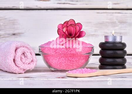 Immagini Stock - Bella Candela Rosa Con Fiori E Asciugamano Sulla Stuoia Di  Bambù. Image 20971539