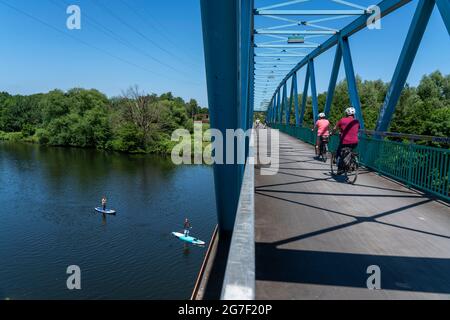 Il Ponte Blu sulla Ruhr vicino a Mülheim-Styrum, pista ciclabile e pedonale, NRW, Germania, Foto Stock