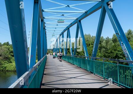 Il Ponte Blu sulla Ruhr vicino a Mülheim-Styrum, pista ciclabile e pedonale, NRW, Germania, Foto Stock