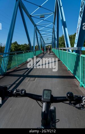 Il Ponte Blu sulla Ruhr vicino a Mülheim-Styrum, pista ciclabile e pedonale, NRW, Germania, Foto Stock