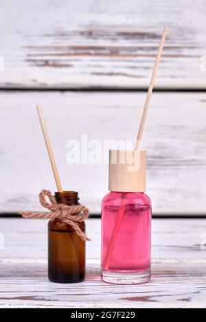 Bottiglie di olio per spa e aromaterapia a getto verticale. Foto Stock