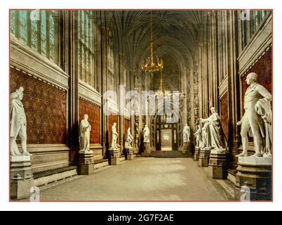 ST STEPHENS HALL Historic Victorian London Image 1900s Palace of Westminster House of Parliament, St Stephen's Hall (Interior), London, England] Photochrom ca. 1890 e ca. 1900. Statue di famosi parlamentari si affacciano su entrambi i lati della Hall; queste includono John Hampden, Robert Walpole, William Pitt, Charles James Fox. Su entrambi i lati delle porte vi sono statue dei primi Re e Regine d'Inghilterra. Foto Stock