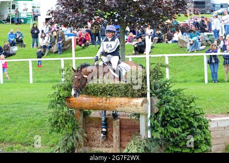 MARLBOROUGH, REGNO UNITO. 11 LUGLIO. Kate Rocher-Smith Riding Chiamami Dassett durante 4* evento di Cross Country al Barbury Castle International Horse Trials, Marlborough, Wiltshire, Regno Unito, domenica 11 luglio 2021. (Credit: Jon Bromley | MI News) Credit: MI News & Sport /Alamy Live News Foto Stock