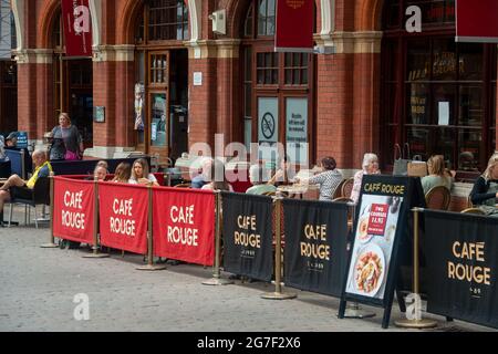 Windsor, Berkshire, Regno Unito. 13 luglio 2021. La gente siede fuori al Cafe Rouge. Windsor era oggi impegnata con gli acquirenti e le persone che mangiavano fuori. Mentre il blocco Covid-19 sta terminando lunedì 19 luglio 2021, la città è probabile che diventi molto più affollato mentre più turisti ritornano. Credito: Maureen McLean/Alamy Foto Stock