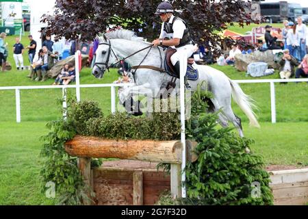 MARLBOROUGH, REGNO UNITO. 11 LUGLIO. Andrew Nicholson che cavalcano Swallow Springs durante 4* evento di Cross Country al Barbury Castle International Horse Trials, Marlborough, Wiltshire, Regno Unito, domenica 11 luglio 2021. (Credit: Jon Bromley | MI News) Credit: MI News & Sport /Alamy Live News Foto Stock