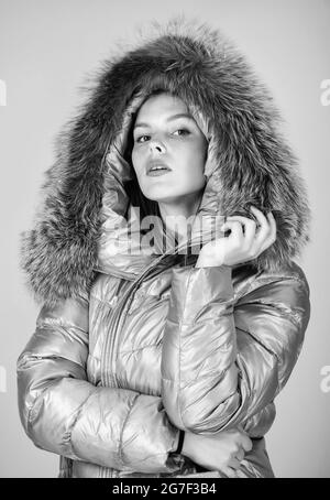 Pelliccia sintetica. Riscaldamento. Giacca invernale casual leggermente più elegante e dotata di caratteristiche più comode, come la finitura in pelliccia del cappuccio più ampia. Moda ragazza Foto Stock