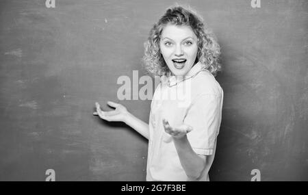 Buon maestro di semplificazione. Insegnante di donna di fronte alla lavagna. L'insegnante spiega l'argomento duro. Informazioni importanti da ricordare. Insegnante Foto Stock