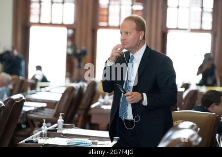 Austin, Texas, Stati Uniti. 13 luglio 2021. JOHN TURNER, D-Dallas, prende una chiamata mentre la Casa del Texas tenta di ottenere un quorum di membri il giorno dopo che la maggior parte dei membri democratici hanno lasciato lo stato in protesta delle fatture restrittive dei diritti di voto sotto esame nella 87a legislatura. Meno dei 2/3 membri richiesti hanno mostrato in su in modo da la camera non può condurre legalmente il commercio. Credit: Bob Daemmrich/ZUMA Wire/Alamy Live News Foto Stock