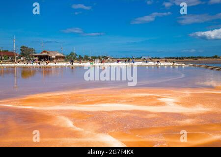 Phetchaburi sale appartamenti Naklua, aziende agricole e agricoltori raccolta di sale a Phetchaburi, Thailandia Foto Stock