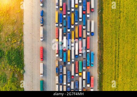 Vista aerea di camion colorati nel terminal al tramonto in estate Foto Stock