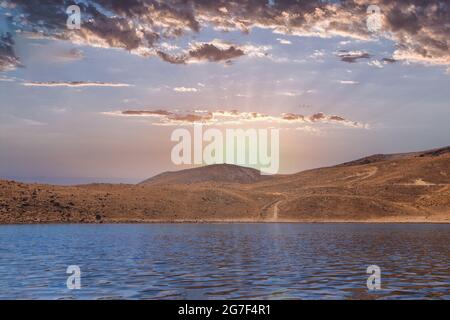 Vista panoramica dalla cima delle montagne in Messico, la vista è incredibile, il lago nel mezzo del cratere a causa del disgelo Foto Stock