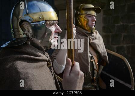 I reenattori al Forte Arbeia romano ricostruito, Shields del sud sono vestiti come soldati della fine del secondo inizio del III secolo DC. Foto Stock