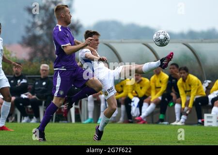 DRIEL, PAESI BASSI - LUGLIO 13: Mike van Duinen di OFI Crete FC, Enzo Cornelisse di Vitesse durante la partita pre-stagione tra Vitesse e OFI Kreta al RKSV Driel Stadion il 13 luglio 2021 a Driel, Paesi Bassi (Foto di René Nijhuis/Orange Pictures) Foto Stock