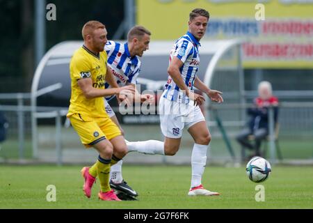 PUTTEN, PAESI BASSI - LUGLIO 13: Joey Veerman di SC Heerenveen durante il Club friendly Match tra SC Heerenveen e Maccabi Tel Aviv il 13 luglio 2021 a Putten, Paesi Bassi (Foto di Peter Lous/Orange Pictures) Foto Stock