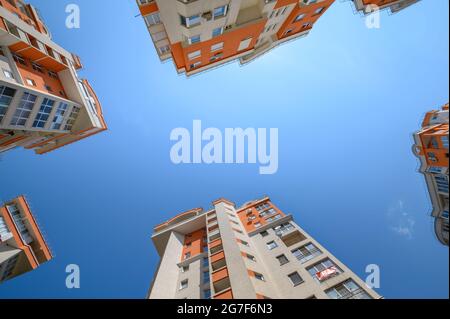 Nuovi e moderni edifici di appartamenti sparati dal basso Foto Stock