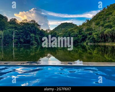 Tramonto sul fiume Kanchanaburi Khwae Yai o Kwai in Thailandia Foto Stock