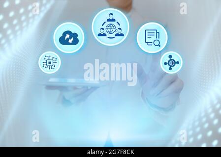 Lady in Uniform Standing Holding Tablet e premendo il pulsante virtuale. Business Woman interruttore a tampone per il trasporto che mostra nuove tecnologie futuristiche Foto Stock