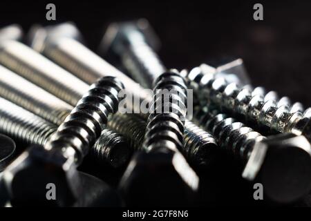 Primo piano di viti metalliche attorcigliate e affilate Foto Stock