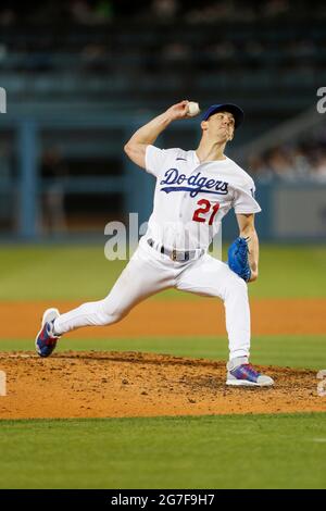 Los Angeles Dodgers Pitcher Walker Buehler (21) sbatte la palla durante una partita di stagione regolare MLB contro gli Arizona Diamondbacks, sabato 10 luglio Foto Stock