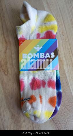 Bombas Color Swatch Tie Dye caviglia Socks - parte della Bombas Pride Collection per sostenere e celebrare la comunità LGBTQ+ Foto Stock