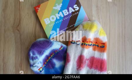 Bombas Color Swatch Tie Dye caviglia Socks - parte della Bombas Pride Collection per sostenere e celebrare la comunità LGBTQ+ Foto Stock