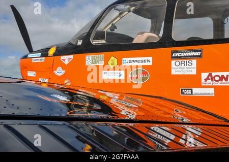 Piper PA-28 Cherokee Dakota G-FRGN, di Polly Vacher, il più piccolo aereo sorvolato da una donna in tutto il mondo attraverso l'Australia. Pubblicità sponsor Foto Stock