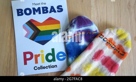 Bombas Color Swatch Tie Dye caviglia Socks - parte della Bombas Pride Collection per sostenere e celebrare la comunità LGBTQ+ Foto Stock